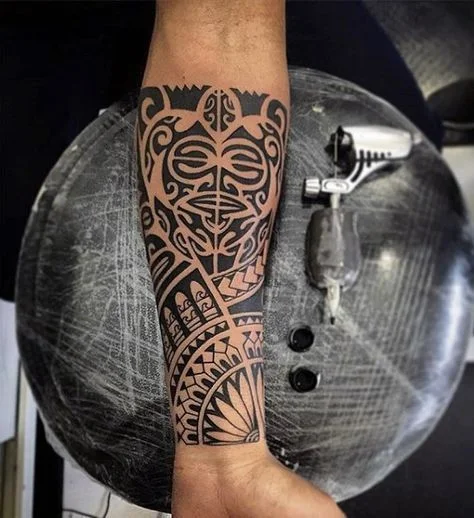 imagen de tatuaje maori en el antebrazo