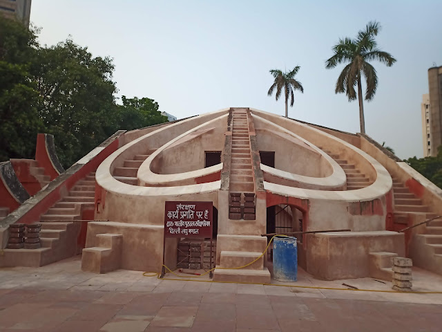 Symmetrical heart-shaped astronomical instrument with stairs leading up either side at Jantar Mantar, Delhi