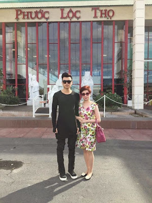 Còn đây là ảnh của Andy Ku (bạn trai tin đồn của Á hậu Hoàng My) và người mẹ xinh đẹp, thành đạt của mình.