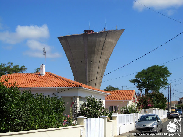 Royan - Château d'eau du chemin du phare de Saint-Pierre  Architecte: Jean-Jacques Dartenuc Construction: 1959