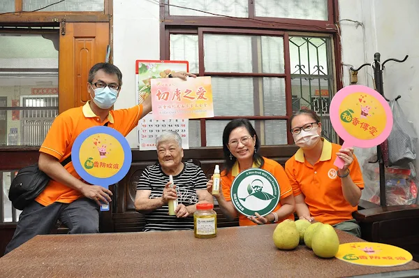 ▲張奶奶開心的完成DIY柚子防蚊液。（切膚之愛基金會提供）