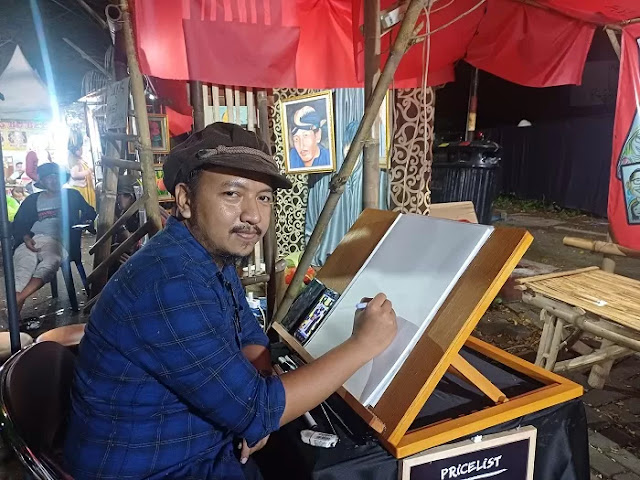 Seniman Asal Kediri Ramaikan Festival Kuno-Kini 2025 Lewat Karikatur Manual, Eksistensi di Tengah Gempuran Digitalisasi