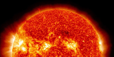  Fotos: Reprodução / Gizmodo  O Sol é capaz de não somente influenciar os planetas ao seu redor, como também é uma estrela em constante variação, que sofre explosões violentas de radiação, produzindo quantidades de energia consideradas absurdas para os padrões da Terra. Sua massa, 330 mil vezes o tamanho de nosso planeta, corresponde a 99,86% de todo o Sistema Solar, logo, seu apelido de Astro Rei não é apenas uma força de expressão. Essa esfera gigante é composta principalmente de hidrogênio e hélio, enquanto menos de 2% é formado de elementos mais pesados, como oxigênio e carbono.  Agora, recentemente tem havido rumores infundados, espalhados via WhatsApp, de que uma grande tempestade solar estaria para atingir a Terra. Embora seja uma informação falsa, vale a pena descobrir o que aconteceria se uma explosão solar de grandes proporções atingisse o planeta.   Fotos: Reprodução / Gizmodo  Tempestades e ventos solares  Conforme a camada mais externa do Sol, chamada de Coroa, se expande, ocorrem as chamadas “ejeções de massa coronal”, também conhecidas como ventos solares. Quando explosões de grandes proporções ocorrem nesta região específica, partículas solares são ejetadas para interagir com o campo magnético da Terra, criando as tempestades solares.  Este é termo genérico utilizado para descrever o que o Sol pode lançar sobre a Terra, que inclui raios X, partículas carregadas e plasma magnetizado. Ela normalmente começa com uma labareda solar, como uma gigantesca explosão que ocorre na superfície do Sol enviando energia e partículas em direção ao Espaço.  Explosões pequenas, de classe C, ocorrem todo o tempo, embora não sejam suficientes para afetar a Terra. Já as médias, de classe M, podem produzir pequenas rupturas e interferências em sistemas de rádio, enquanto as explosões de classe X, as maiores, podem liberar até um bilhão de bombas de hidrogênio em energia.  Os cientistas não podem prever com exatidão quando o Sol entrará em erupção, embora tenham conhecimento de que essas explosões estão relacionadas a perturbações no campo magnético da estrela, que oscila ao longo de um ciclo de cerca de 11 anos.  As explosões M e C, que enviam raios X e luz ultravioleta em direção à Terra, são poderosas o suficiente para rasgar os elétrons dos átomos, conforme estes atingem a parte superior de nossa atmosfera (ionosfera). Basicamente, o céu é eletrocutado por um enorme pulso eletromagnético.  Efeitos na Terra  Estas tempestades solares afetam sinais de rádio entre a Terra e seus satélites, bem como aparelhos GPS e comunicadores que dependem de frequência de rádio, que podem ter sua comunicação bloqueada dependendo do quão carregada ficar a atmosfera. Isso, por exemplo, poderia danificar a comunicação de aviões no momento estiverem voando sobre os polos do planeta. Tal dificuldade duraria entre dez minutos a algumas horas.  Pouco tempo depois de uma explosão solar, uma corrente de partículas carregadas de elétrons e prótons é enviada a Terra, bombardeando a magnetosfera, uma importante proteção criada por nosso campo magnético. Quando atinge satélites em órbita, ela danifica esses aparelhos eletrônicos. Além disso, as partículas energizadas também são um risco para a saúde dos astronautas – o que também se tornará um problema caso venhamos colonizar o Espaço.  Em 1859, um dos maiores ventos solares já registrados atingiu o campo magnético de nosso planeta, causando o colapso de serviços telegráficos. Atualmente dependemos muito mais da energia elétrica, então se esta tempestade desse porte ocorresse, os estragos poderiam ser maiores.  Até o momento, nenhuma tempestade solar afetou uma missão espacial tripulada. No entanto, em 1972, a NASA registrou ventos solares que poderiam matar qualquer ser humano desprotegido que estivesse sobrevoando o campo magnético da Terra entre as missões Apollo 16 e 17.  Contudo, e embora os cientistas não possam prever com precisão quando um vento solar significativo irá ocorrer, a NASA está sempre atenta às atividades do Sol. Ela o faz por meio de uma frota de naves heliofísicas que monitoram constantemente o ambiente entre a estrela e a Terra.  FONTE: Gizmodo 