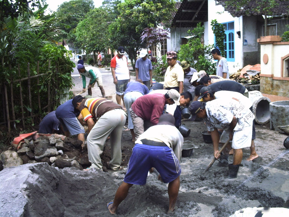 Pada awalnya gorong gorong ini hanya amblsas di sisi timur kemudian 