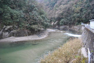 中里発電所と里川