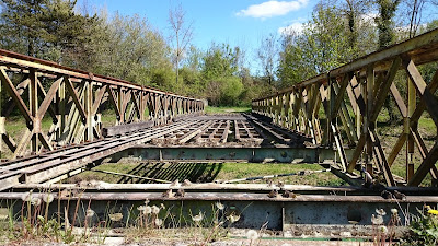 Trou dans le pont sur le canal à Courcy