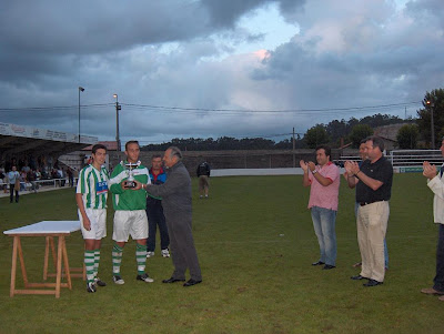 Carlos y Marcos reciben el trofeo de manos del alcalde de Camargo,D. Angel Duque