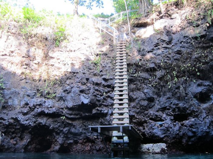 Independent State of Samoa - an island nation located in the South Pacific Ocean. For tourists who love to spend time after study has interesting corners of our planet, here is a great place. Get even, for example, is a picturesque little lake called the To Sua Ocean Trench, located near the National Park in the village of lotus-eaters.