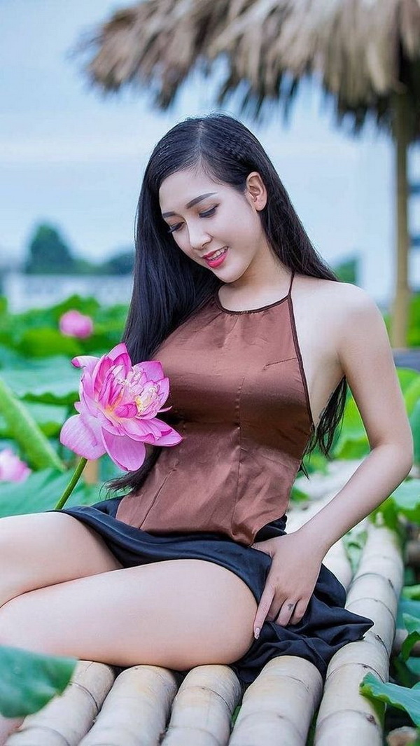 Thiếu nữ ngồi áo yếm nâu