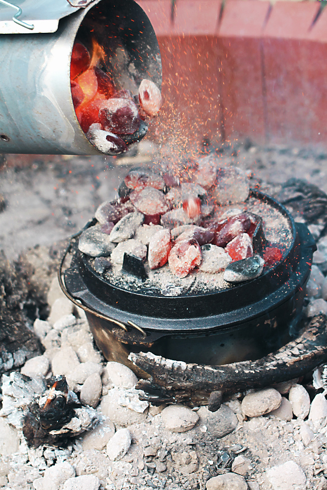 Jetzt kommen glühende Kohlen auf den Deckel des Dutch Ovens, so dass die walisische Lammkeule in der Glut garen kann!  | Arthurs Tochter kocht von Astrid Paul, der Blog für food, wine, travel & love 