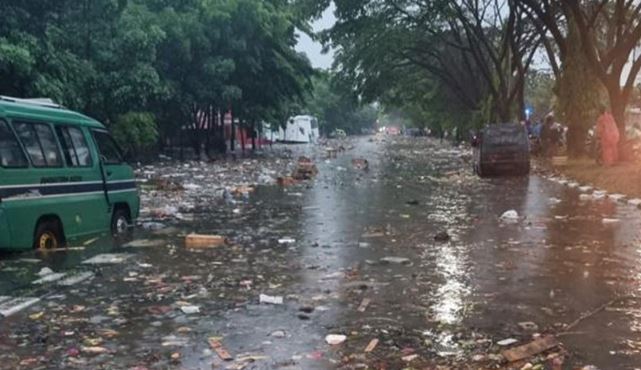 Banjir Penuh Sampah Landa Gedebage, Hujan Deras Guyur Bandung Timur