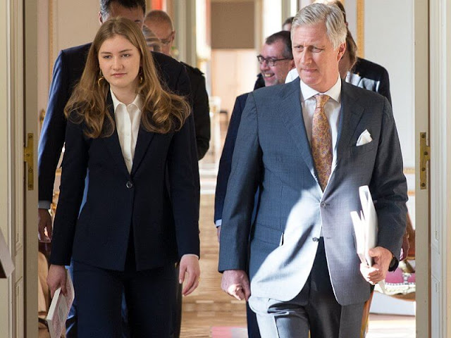Crown Princess Elisabeth wore a black suit, blazer and trousers by Armani, Queen Mathilde wore a blue blouse by Natan