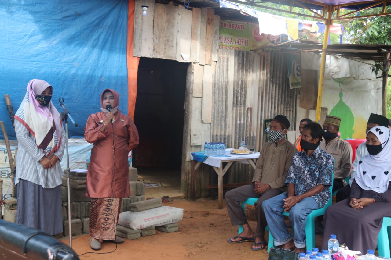 Rahma Meletakkan Batu Pertama Pembangunan Rumah Mattazan Bersumber Dari Baznas Tanjungpinang