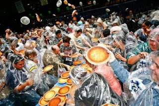 Foto The Guinness Book of World Records pembuatan kue dengan peserta terbanyak Terbanyak di dunia