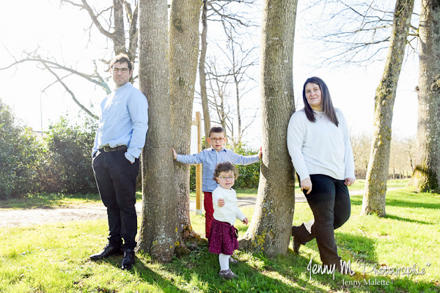 portrait de famille photo avec arbres