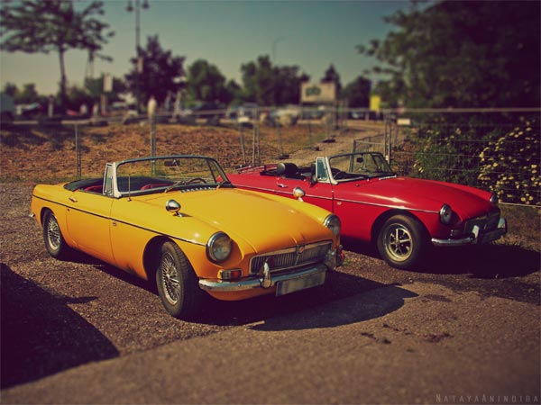 Twin MG Oldtimer Cabrio Red and Yellow 