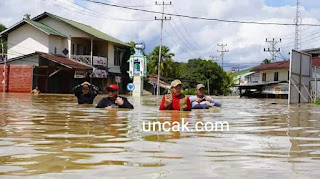 Bupati Kapuas Hulu Pantau Banjir Terparah di Wilayah Putussibau