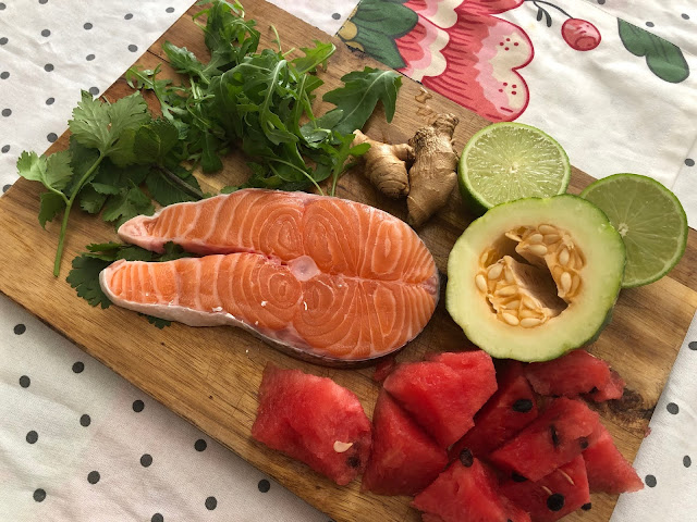 Salmone e gli altri ingredienti del Poke