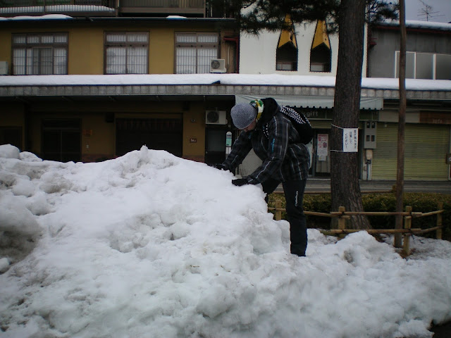 En Takayama jugando en la nieve
