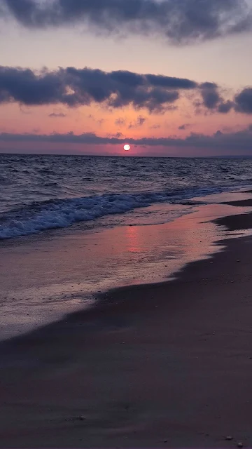 Linda Imagem de Praia com Pôr do Sol