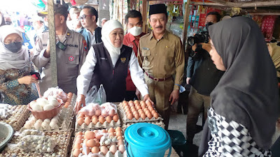  Gubernur Khofifah Tinjau Harga Sembako di Pasar Kolpajung Pamekasan, Stok Aman Jelang Lebaran