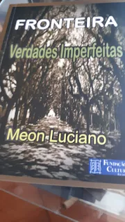 No último sábado, 16 de setembro, um evento de significativa importância cultural tomou lugar na Praça Central da cidade. Este encontro foi fruto de uma colaboração entre o Projeto Cultural da localidade e a prestigiosa Fundação Cultural, marcando um marco no fortalecimento da vida comunitária.  O destaque do evento foi a generosa doação recebida, que enriqueceu consideravelmente o acervo da Biblioteca Comunitária. Dentre os exemplares doados, merecem destaque “En Amor Arte”, do autor Makanaky Adn, e “Fronteiras Verdades Imperfeitas”, de autoria de Meon Luciano. Luan Luando também contribuiu com sua obra, intitulada “Ta na mão”.  É imprescindível enfatizar a relevância das parcerias estabelecidas por serem essenciais para o avanço de iniciativas culturais como essa. Nomes como Marquinhos, Adrielli, Mano Zeu e Juan Pocca, assim como a Bicha da Kitinet, desempenharam papéis de destaque durante a noite memorável. Além disso, a comunidade poética teve uma participação ativa, com Lu liderando uma feira de produtos orgânicos, incluindo legumes e verduras, enquanto o artesanato e o brechó também enriqueciam o evento.  A participação efusiva de alguns moradores da comunidade, com crianças se divertindo no, pula-pula e outras atrações, demonstrou o impacto positivo desse evento na coesão comunitária.  Os livros doados não apenas enriquecem o acervo da biblioteca, mas também representam uma celebração dos diversos momentos e motivações culturais do nosso país e do estado. Não podemos deixar de mencionar a presença marcante de Foz de Iguaçu, que enriquece ainda mais esse panorama.  É importante salientar que “Ta na mão” é uma obra de um autor paulista que demonstrou sua generosidade ao enviar especialmente os exemplares para nós. Agradecemos profundamente a Luan Luando por essa valiosa contribuição.  Esse evento exemplifica a importância da cultura como um fator de coesão social e crescimento comunitário, e ressalta o papel essencial das parcerias e doações na promoção da cultura local.