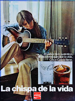 Imagen publicitaria de Coca-Cola en la que aparece una chica tocando la guitarra bajo el rótulo "La chispa de la vida"