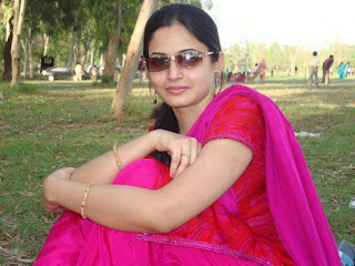 Hot Desi College Girls Photos