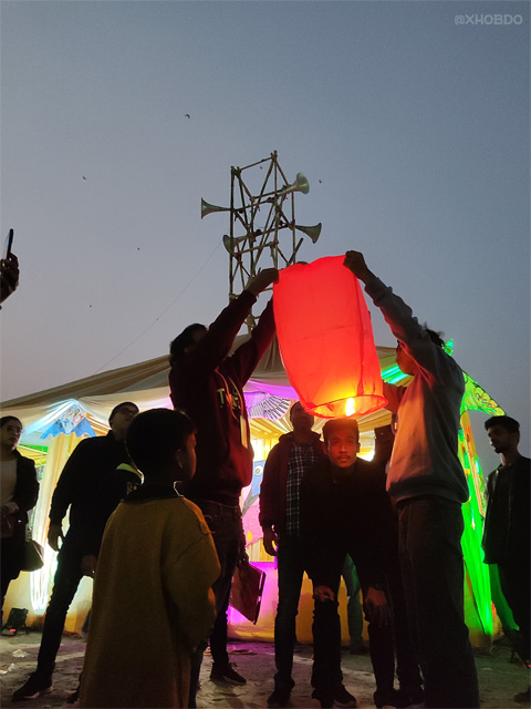 Boys holding floating sky lanterns during SILA NOI2023