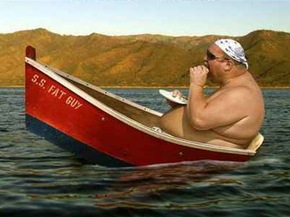 Fet gubbe i båt
