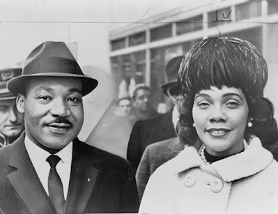 Martin Luther King y su mujer Coretta Scott King. Martin Luther King, el sueño de un pacifista. https://pinceladasdelpasado.blogspot.com