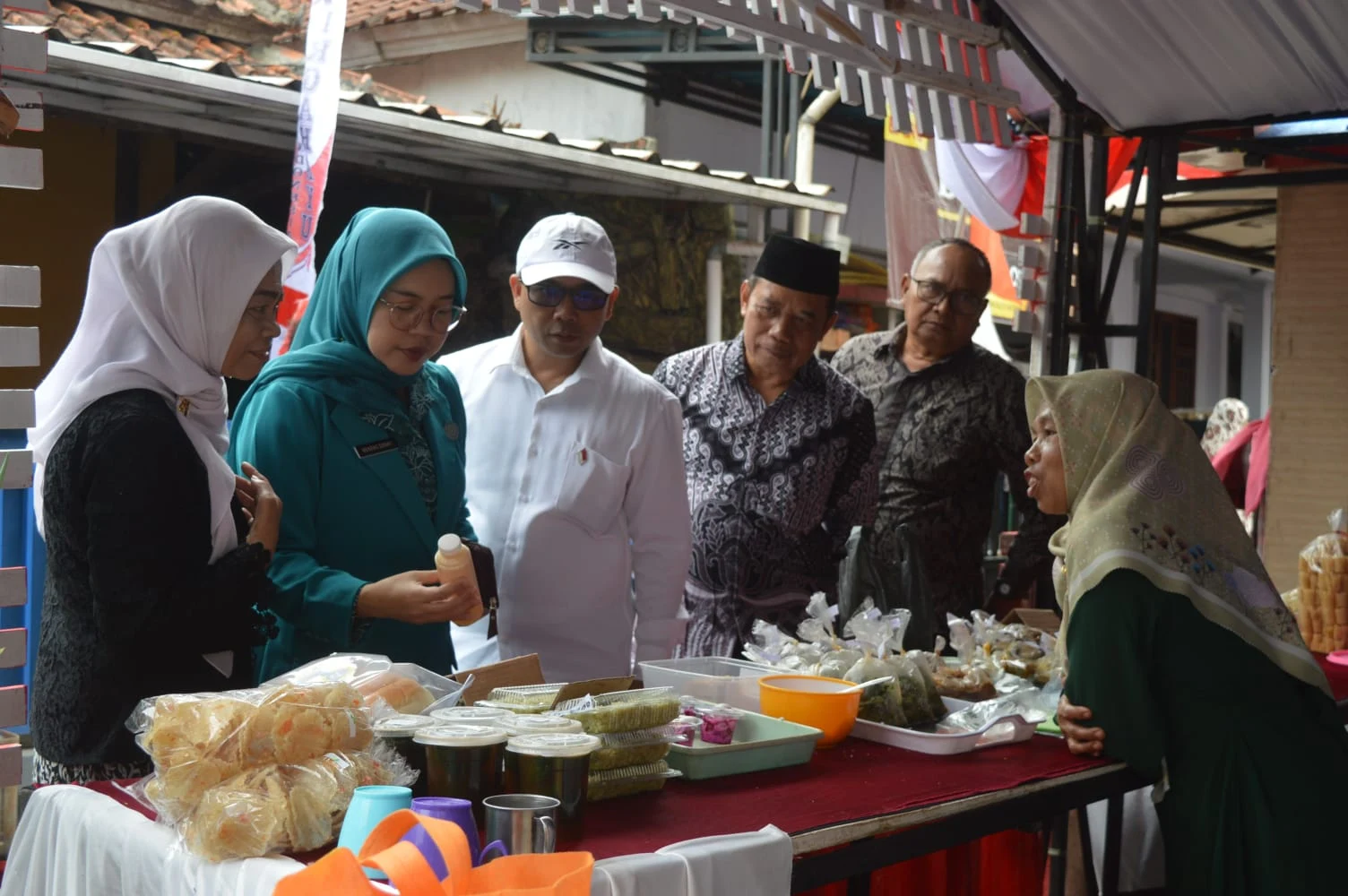 Camat Subang dan Istri Eksplor Pameran di Desa Tangkolo