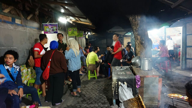 Pecinta kuliner malam sudah ramai