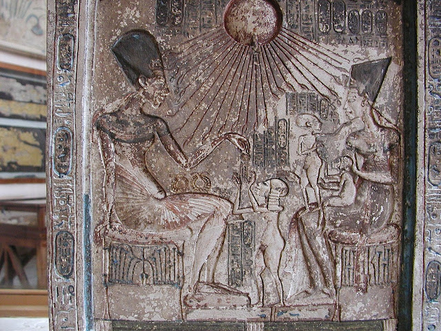 Эхнатон и Нефертити держат своих дочерей