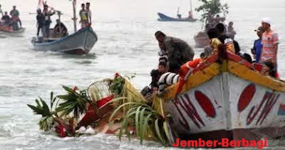 ritual larung saji pantai serang blitar