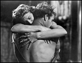 Kim Hunter y Marlon Brando en Un tranvía llamado deseo (Elia Kazan, 1951)