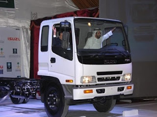 أول سيارة صنعت في السعودية يقودها وزير التجارة