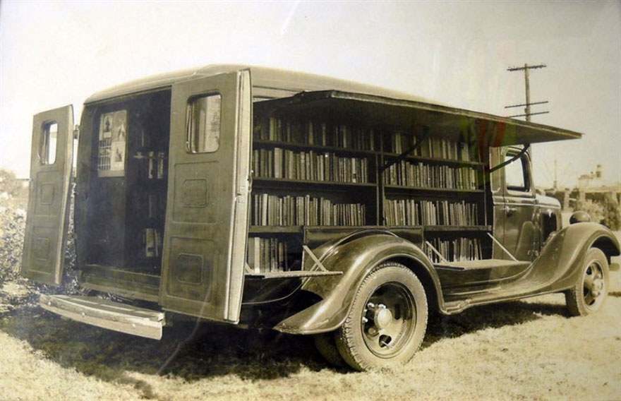Before Amazon, We Had Bookmobiles 15+ Rare Photos Of Libraries-On-Wheels - An Opened Bookmobile, 1925