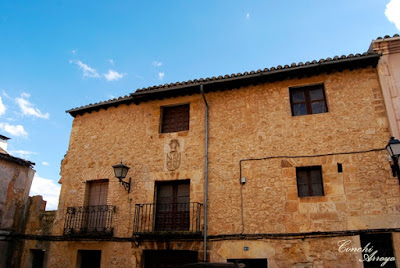 Majestuosa casa con balconadas y escudo que perteneció a D. Cristobal de Bermeo, mayordomo del Marques de Villena. Está ubicada como la mayoría de las casa señoriales en la calle Mayor.