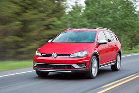 Front 3/4 view of 2017 Volkswagen Golf Alltrack TSI SEL