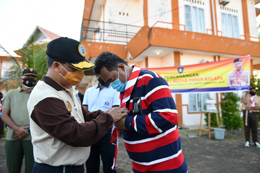 Pjs Gubernur Kepri Jalan Sehat Bersama dan Menanam Bibit Kelapa di Perkemahan Kwarda Pramuka Kepri