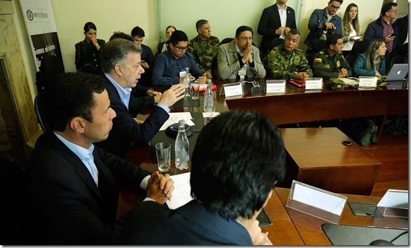 El Presidente Santos durante su visita al Ministerio del Interior, en Bogotá, donde verificó el desarrollo normal de la jornada electoral en el país, en compañía del Ministro Guillermo Rivera.