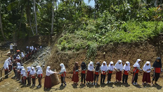 Behind the controversy over the abolition of madrasas in the National Education System Bill  A number of students from Madrasah Ibtidaiyah (MI) Pasawahan do community service to help build a new class during recess in Ciakar Hamlet, Ciamis Regency, West Java, Tuesday (6/3). The lack of construction costs for new classrooms, coupled with the high cost of transporting building materials due to its location in remote areas, has caused students and their parents to work together to help build a school whose classrooms collapsed due to the landslide. BETWEEN JABAR/Adeng Bustomi/agr/18  It is not unmitigated that the existence of madrasas is regulated in TAP MPRS No. 27 of 1966 and in TAP MPRS No. 2 of 1960, which emphasized that madrasas are autonomous educational institutions under the supervision of the Minister of Religion Jakarta (ANTARA) - Entering the month of Ramadan 1443 Hijriyah/2022, the national media presented many polemics related to the issue of the abolition of madrasas in the Revision of the National Education System Law (Sisdiknas) Number 20 of 2003.  As reported by the news on the banten.antaranews portal, March 31, 2022 edition, for example, contains a statement from the General Chairperson of PB Al-Khairiyah asking for the discussion of the National Education System Bill to be discontinued because it does not mention the phrase madrasah so that it injures the purpose of education in shaping the character of akhlakul karimah and is irrelevant to the importance of solutions to the problems of the current national education system.  Whereas the previous day, the LKBN ANTARA Bureau of Bali in its news report contained a statement by Minister of Education and Technology Nadiem Anwar Makarim that from the start there was no desire or plan to remove schools, madrasas, or other forms of education units from the national education system.  A thing that makes no sense and never crossed his mind at all.  The Mendikbudristek statement is correct, because madrasas already have long roots in the history of the struggle for education in Indonesia before independence.  Institutionally, Islamic education began to develop in the early 20th century with the establishment of madrasas and Islamic boarding schools or surau on the islands of Java, Sumatra and Kalimantan.  The spirit of establishing madrasas as the center of Muslim education is based on at least two things, first, traditional Islamic education is less systematic and structured.  Second, the rate of development of Dutch-style schools in society tends to expand and carry a secular character so that it must be balanced with a more organized and planned Islamic education system.  Thus, an Islamic education system in the form of madrasas was established, both in Java and outside Java, including the Pondok Pesantren Tebuireng Jombang (1899), East Java, founded by KH Hasyim Asy'ari.  The formal madrasa was founded in 1919, under the name Salafiyah, and was cared for by KH Ilyas (former Minister of Religion). This madrasa provides religious knowledge and general knowledge. The Dutch government's policy towards Islamic education at that time was basically repressive.  This was due to the Dutch government's concern about the emergence of an anti-colonial attitude from the madrasa. Therefore, Islamic education must be controlled, supervised, and controlled.  One of the policies provided was the issuance of a teacher ordinance, namely the obligation for religious teachers to have a permit from the Dutch government.  As a result of the implementation of the teacher ordinance, not everyone can become a religious teacher and is allowed to teach in educational institutions even though he or she is a religious expert.  The background of the issuance of this ordinance is to suppress it in such a way that religious education does not become a trigger for people's resistance against the invaders. In addition to the teacher ordinance policy, the Dutch government also enforces the illegal school ordinance.  This Ordinance regulates the obligation to obtain permission from the Dutch East Indies government for the provision of education, reporting on the curriculum and school conditions. Incomplete reports are often used as an excuse to close educational activities.  The repressive actions of the colonialists did not bear much fruit, as evidenced by many madrasa students and alumni who became fighters against the invaders, forming laskars such as Laskar Hezbollah which became the embryo of the founding of the TNI.  Seeing the magnitude of the role of madrasas in the struggle of the Indonesian people in developing human resources, after independence the Indonesian government gave considerable attention to the development of madrasas.  It is not unmitigated that the existence of madrasas is regulated in TAP MPRS No. 27 of 1966 and in TAP MPRS No. 2 of 1960, it was emphasized that madrasas were autonomous educational institutions under the supervision of the Minister of Religion.  So it is true that Mendikbudristek Nadiem Anwar Makarim said it was impossible to abolish madrasas through the law or the regulations under it. If it is abolished, it is a violation of the law that causes great losses to the Indonesian people.  Education Statistics data emispendis.kemenag.go.id semester 2019/2020 shows the total. There are 82,418 madrasah in Indonesia, mostly around 95.1 percent are private madrasah. And only 4.9 percent are state madrasah. If madrasas are removed, the government will not have enough funds to finance the replacement educational institutions.  It is increasingly difficult for the government to carry out the mandate of the 1945 Constitution of the Republic of Indonesia Article 31 paragraph 3 (3). The government shall endeavor and organize a national education system that enhances faith and piety and noble character in the context of the intellectual life of the nation which is regulated by law.  The first Minister of Education, Teaching and Culture (PP&K) Ki Hajar Dewantara also stated firmly that religious education needs to be carried out in state schools. But it is clear that madrasas allow more space for religious teaching.  The revision of the 2003 National Education System Law should address some of the madrasah's problems so far. For example, there is an assumption and treatment that madrasas are still seen as second-class schools after public schools.  In addition, the community still has the image that madrasas are schools that lack quality, quality and graduates are less able to compete in continuing at their favorite classy school or college. There are still many who see schools in madrasas as having an "unclear" economic future.  There needs to be a projected mapping of madrasa graduates, especially madrasah aliyah (MA) -- at the high school level -- about interests, competencies and opportunities after graduation with the opportunity to continue higher education or serve the community as ustadz, Koran teacher, preacher, who have so many opportunities in the community. or work in the economic sector of trade, industry, self-employment, offices and so on.  If the new revised National Education System Law can formulate the above issues through the articles of the new law, it is hoped that madrasas can be transformed into educational institutions that bring more progress and benefit to the people and the nation. Hopefully.