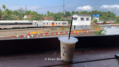 Sensasi Ngopi di Lima Belas Coffee Eatery dengan View Kereta Api di Stasiun Malang