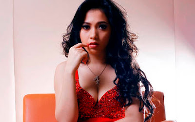 Foto Hot Zahra Jasmine Di Majalah Popular - Ada Yang Asik