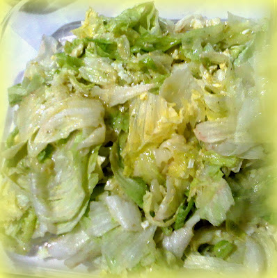 Ensalada de lechuga con queso y huevo