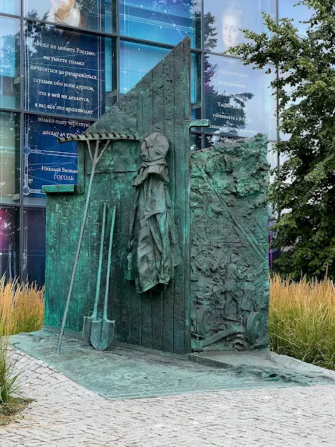 ВДНХ, площадь Промышленности, монумент «Сотрудникам выставки, погибшим в Великой Отечественной войне»