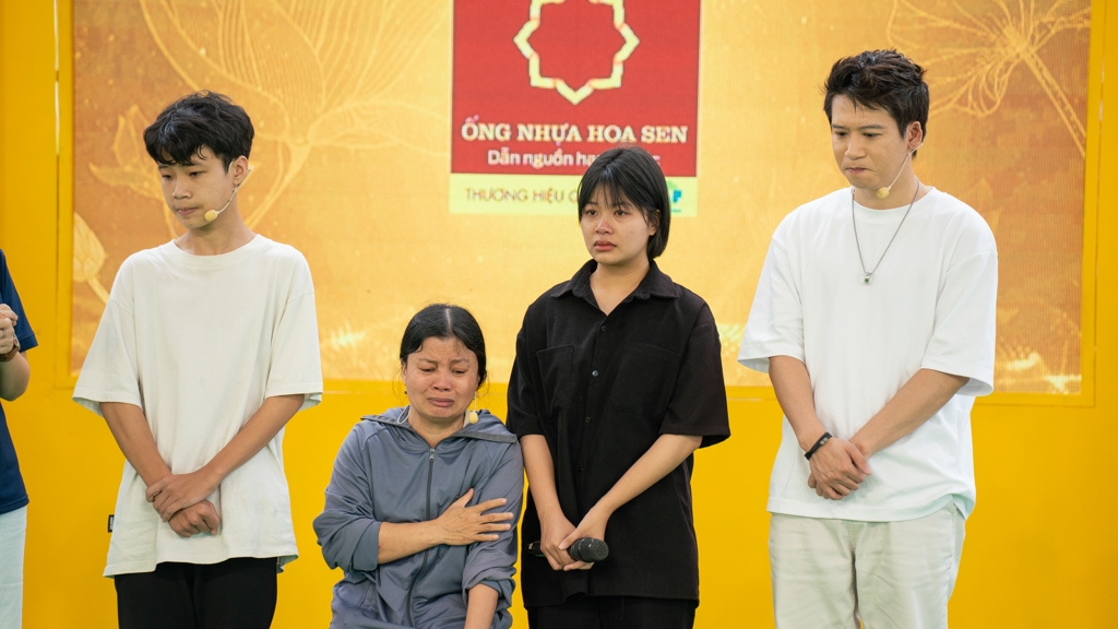 Thanh Thảo, Lương Thu Trang và Đỗ Hoàng Hiệp nghẹn lòng trước nỗi đau mất cha của các em nhỏ mồ côi