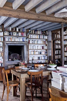 comedor con chimenea casa libros