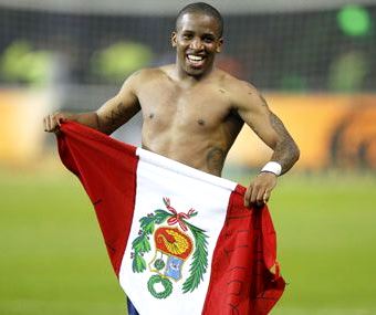 Jefferson "Foquita" Farfán con la bandera peruana